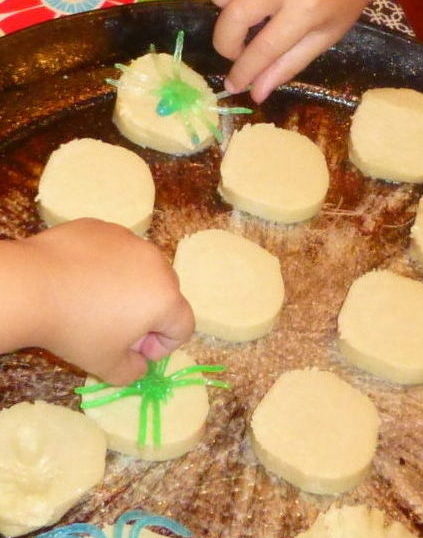 SUGAR COOKIES WITH BUG IMPRINTS - HOW TO PLAN A PRESCHOOL COUSIN CAMP (CAMP CECE)